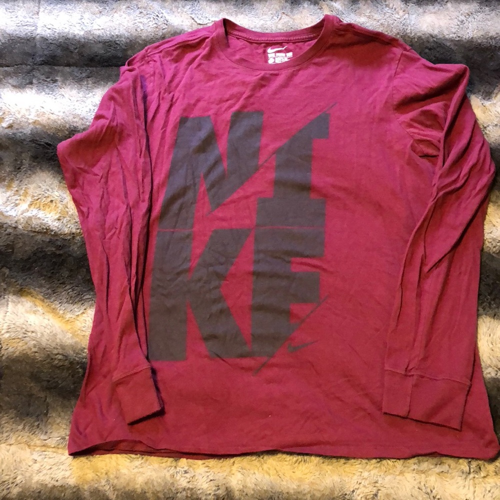 Nike tee burgundy and black size Large